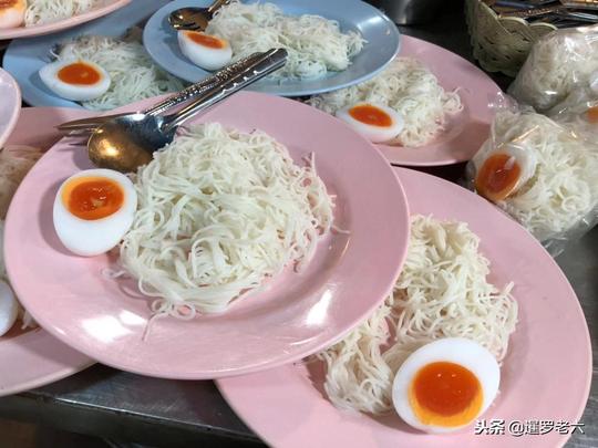 泰国街头花30泰铢吃份“泰式米线”！蔬菜随便吃，丸子只给一个！
