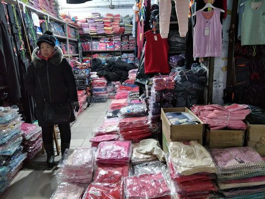 小张告诉你农村大集上卖衣服原来这么赚钱，只要三块五一件