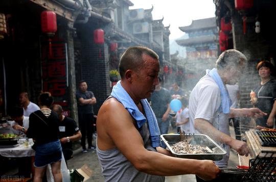 万州李老板开烤鱼店，“烤鱼免费不要钱”，一年盈利115万