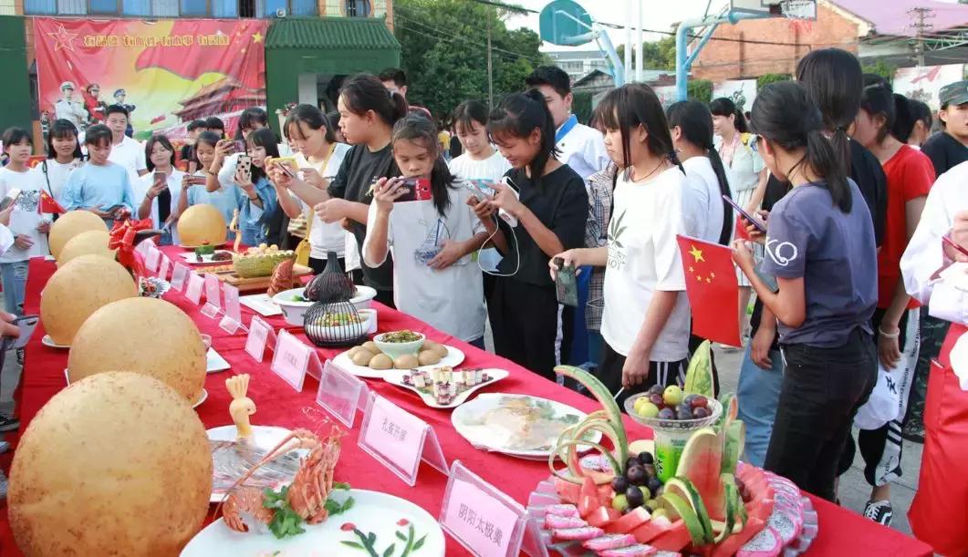 校园美食节可以做什么（校园美食节英语作文）