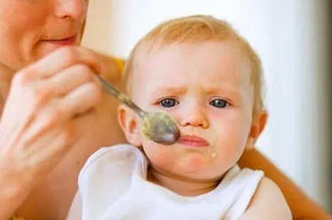 什么时候确定孩子可以吃辅食了