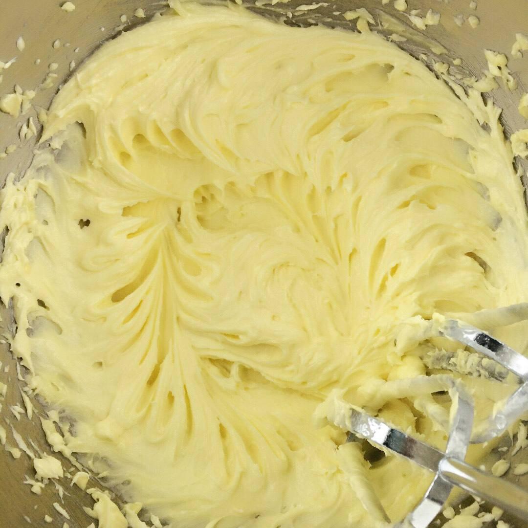 怎么把蛋白打成奶油状(只用蛋清和蛋黄和糖做成的奶油)