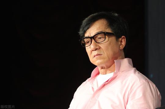 国际巨星成龙，为何被圈里人叫大哥，张艾嘉提成龙名字救自己一命