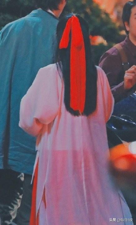 鞠婧祎cos朱茵"紫霞仙子"造型背影仙气飘飘充满故事感