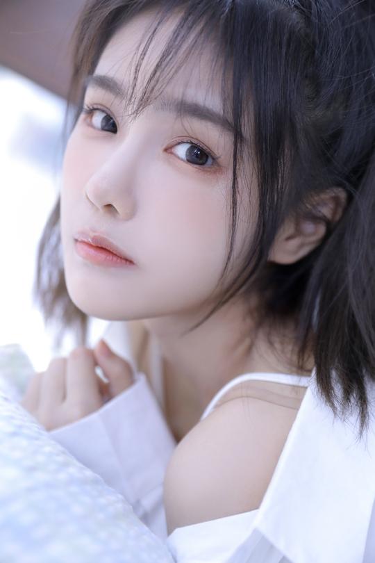 苏杉杉7月私服照，一口甜少女清新怡人，纯色浪漫满满夏日气息