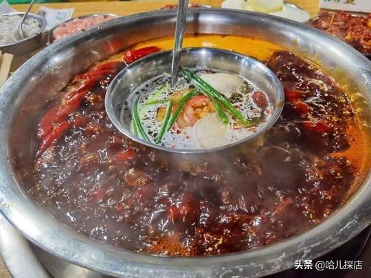 重庆旧居民楼下的老火锅店，锅底只要15元，每天6点就全场爆满