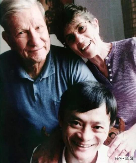 夫妻曾“救济”马云200块，37年后他们怎样了？网友：太感动了