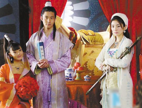 容忍丈夫出轨，还要赚钱养家，李湘的“幻灭史”