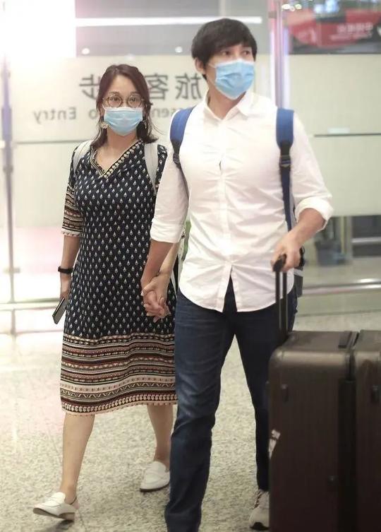 官宣参加姐姐后，49岁陈松伶携小8岁老公走机场，肚子赘肉太抢镜