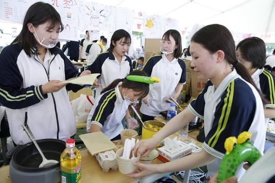 职业素养课这么上：学生创业摆摊售卖两小时营业额超两万