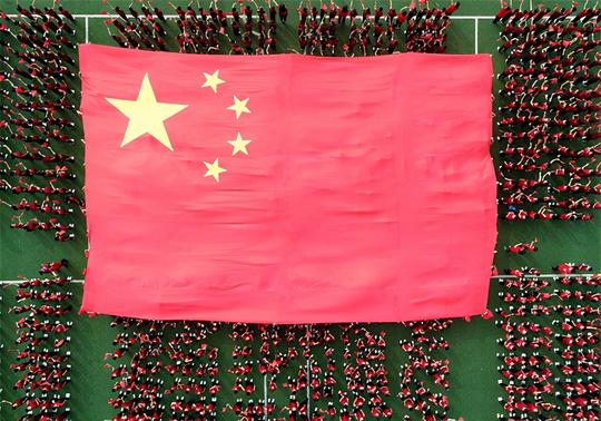 喜迎国庆五星红旗飘起来