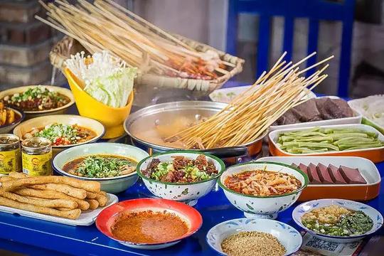 火遍抖音小红书的“网红串串店”「马路边边串串香」终于登陆天津