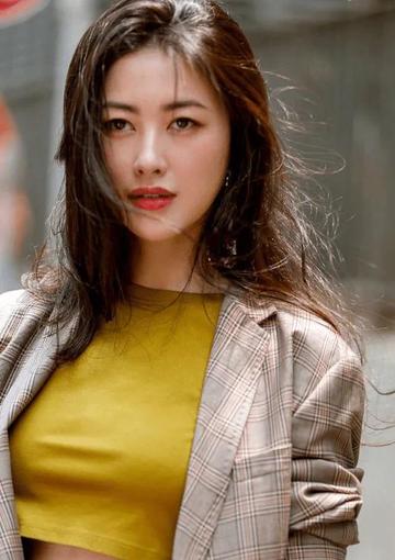 朱珠国外留学派对抽烟表情照片