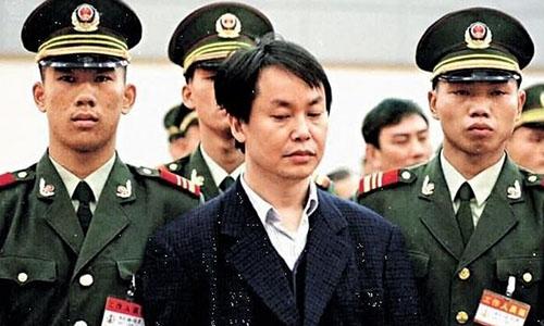 从李嘉诚手中“赚走”10亿，对赌王何鸿燊“下手”，最后终于栽了