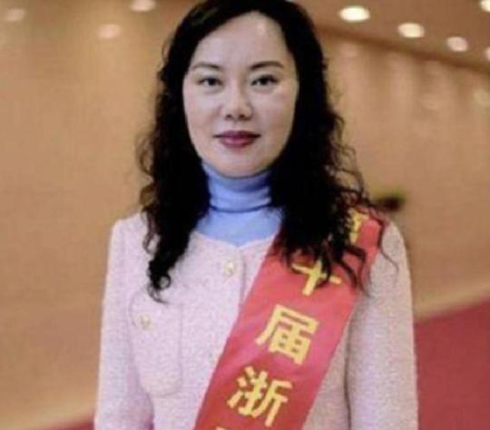 杭州富婆朱丽丽的毁灭史：高中毕业卖衣服，转行8年诈骗14亿