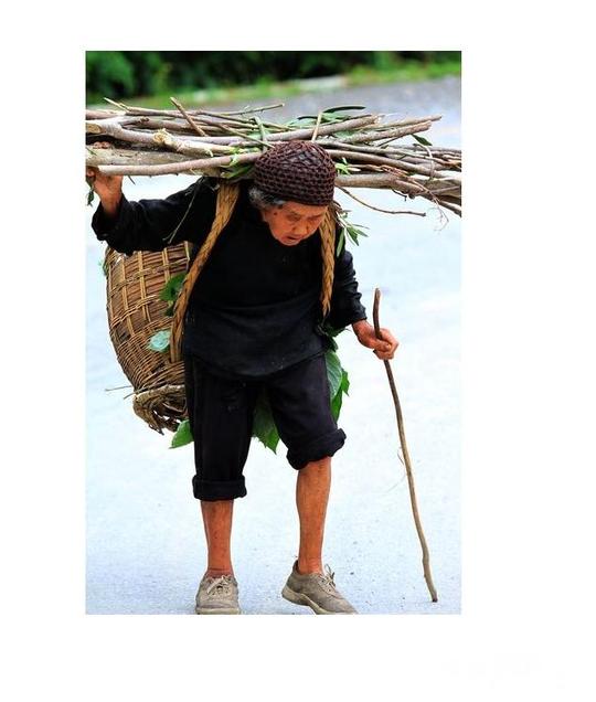 有人说农村老人60岁还下地干活是想赚钱，网友说你咋不去si？