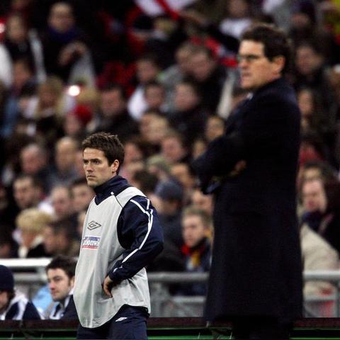 踢足球用英语怎么写