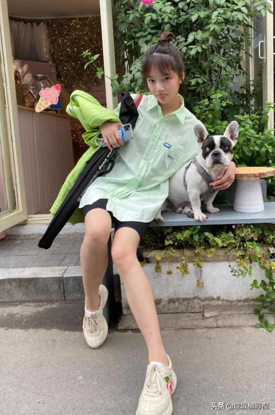 原来“易遥”也被上帝吻过腿，当她穿起单车裤，摆出超模腿细哭我