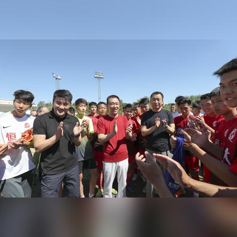 足球运动员看望老师的长尾关键词有哪些