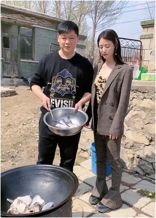 领证1月后，谢永强和小12岁娇妻吵架，独自一人住大山引担忧