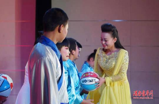 渭南市特殊教育学校举办庆元旦文艺汇演暨捐赠活动