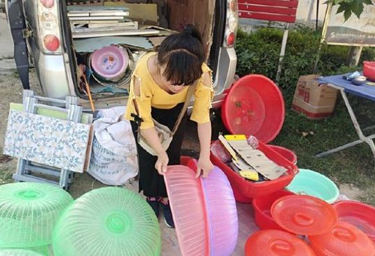 地摊暴利，大学生认为是创业，所以都去摆地摊，这样对吗？