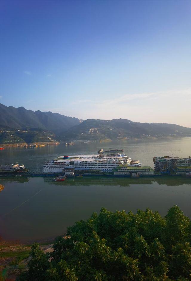 1,重慶三峽遊輪三日遊是在重慶出發,然後遊覽長江三峽景點,途中不會