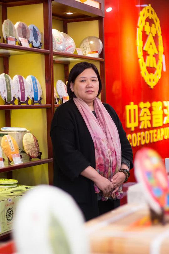 女子卖茶叶曾赔光积蓄，后靠骑三轮送货，95年就赚15万买了房
