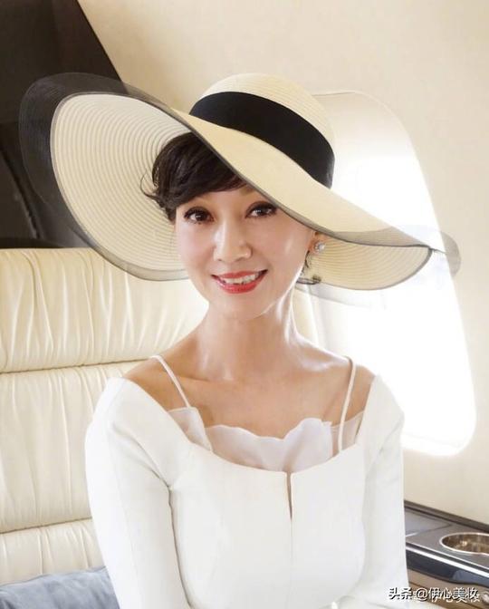 奔四五女人，学会4个穿搭技巧，巧妙避开“大妈感”，减龄又气质