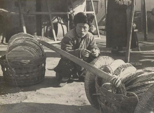 100年前的各种地摊，只要摆摊的地方人流量足够大，就不愁没生意