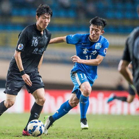 足球运动员大腿照片的长尾关键词有什么