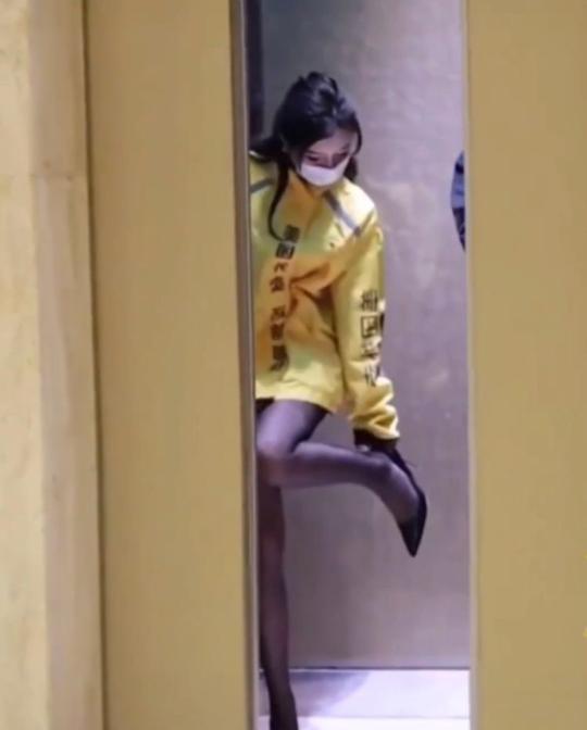 女骑手想要月入上万，就非得穿短裙和渔网？这样挣的钱应该支持吗