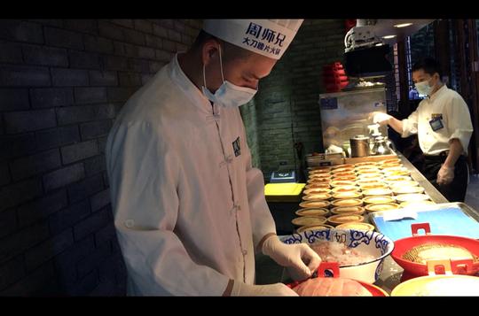 超燃！退伍老兵创业开重庆火锅店“硬核”带动1500人就业