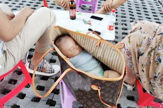 90后夫妻和好友吃路边摊，看到凳子上的包难淡定：宝宝太受罪