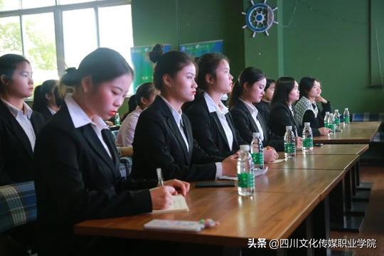 音乐舞蹈系组织师生前往崇州市大学生创业园区进行调研活动