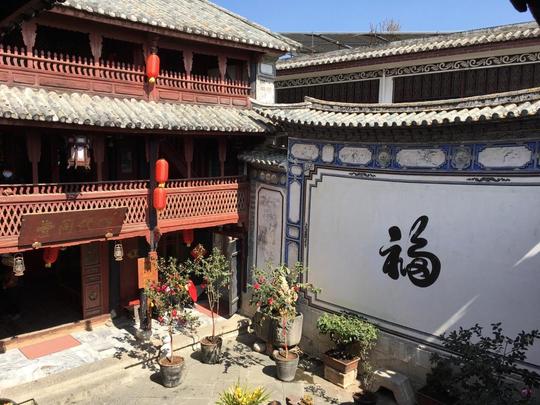 云南的巨富豪宅，传说家中财富雄厚，生意做到东南亚，主人姓严