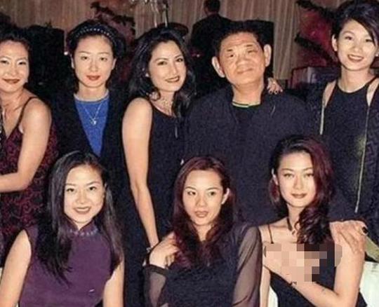 讽刺!黄任中花20亿美女拥簇享尽快活,死后却孤身凄惨留巨债给儿孙