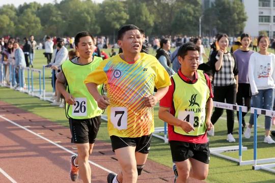 精彩：大学书记跑5000米，黄冈师范学院2019秋季运动火热举行