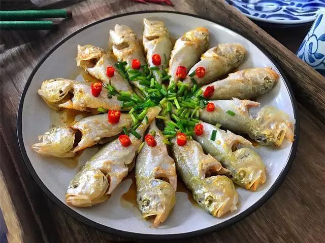 梅子可以做成什么美食（酸梅花蒸鱼的做法）