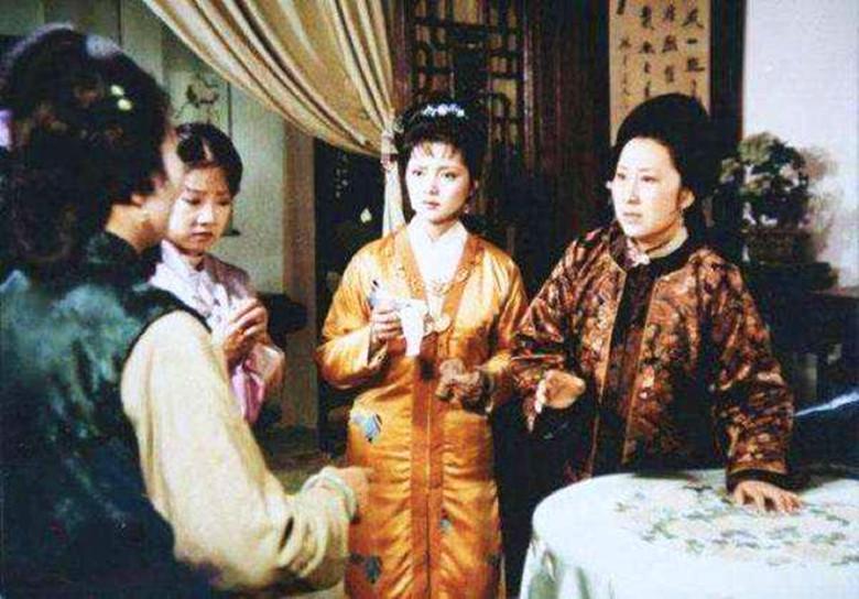 姓薛女宝宝怎么起名(红楼梦里贾府的丫头换了主子)