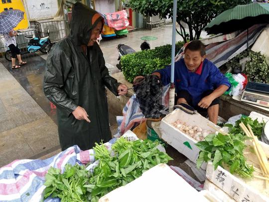 超市菜价贵，为何有些城里人宁愿出高价，也不买农村老人卖的菜？