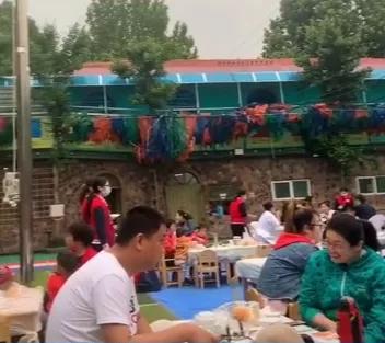 山东一幼儿园卖烧烤自救，结果生意火爆！网友：自助者天助之