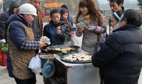 服务颇差的街边小吃，不仅没倒闭生意还很火，老板：你不买有人买