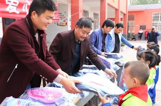 邓州市林扒镇张仙营村在外创业人员为家乡教育捐赠3万余元物品