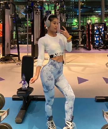 美女健身翘臀肌肉性感gif动图