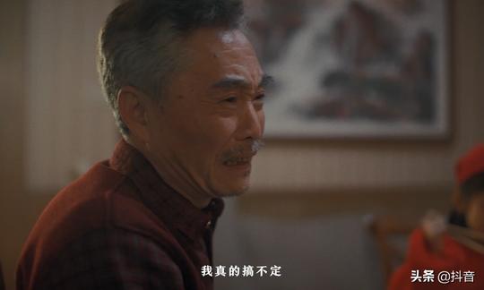 把抖音这个视频给爸妈看看，安慰他们，并耐心陪他们“补课”吧