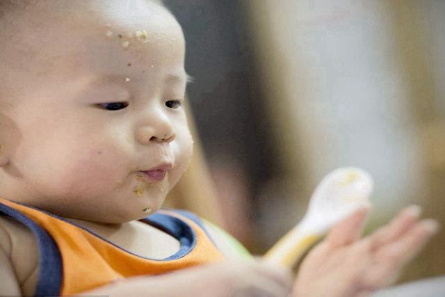 婴儿何时添加辅食