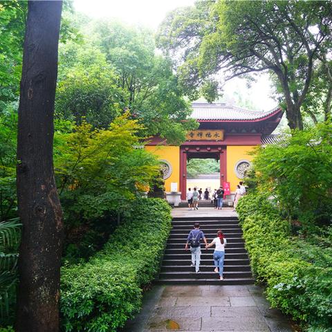 杭州市的著名寺庙是哪个