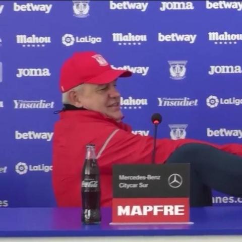 女足球运动员脱鞋放松图片的长尾关键词有哪些