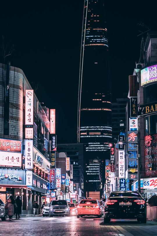 实拍首尔步行街夜景，街道狭窄广告牌和电线凌乱，游人依然很多